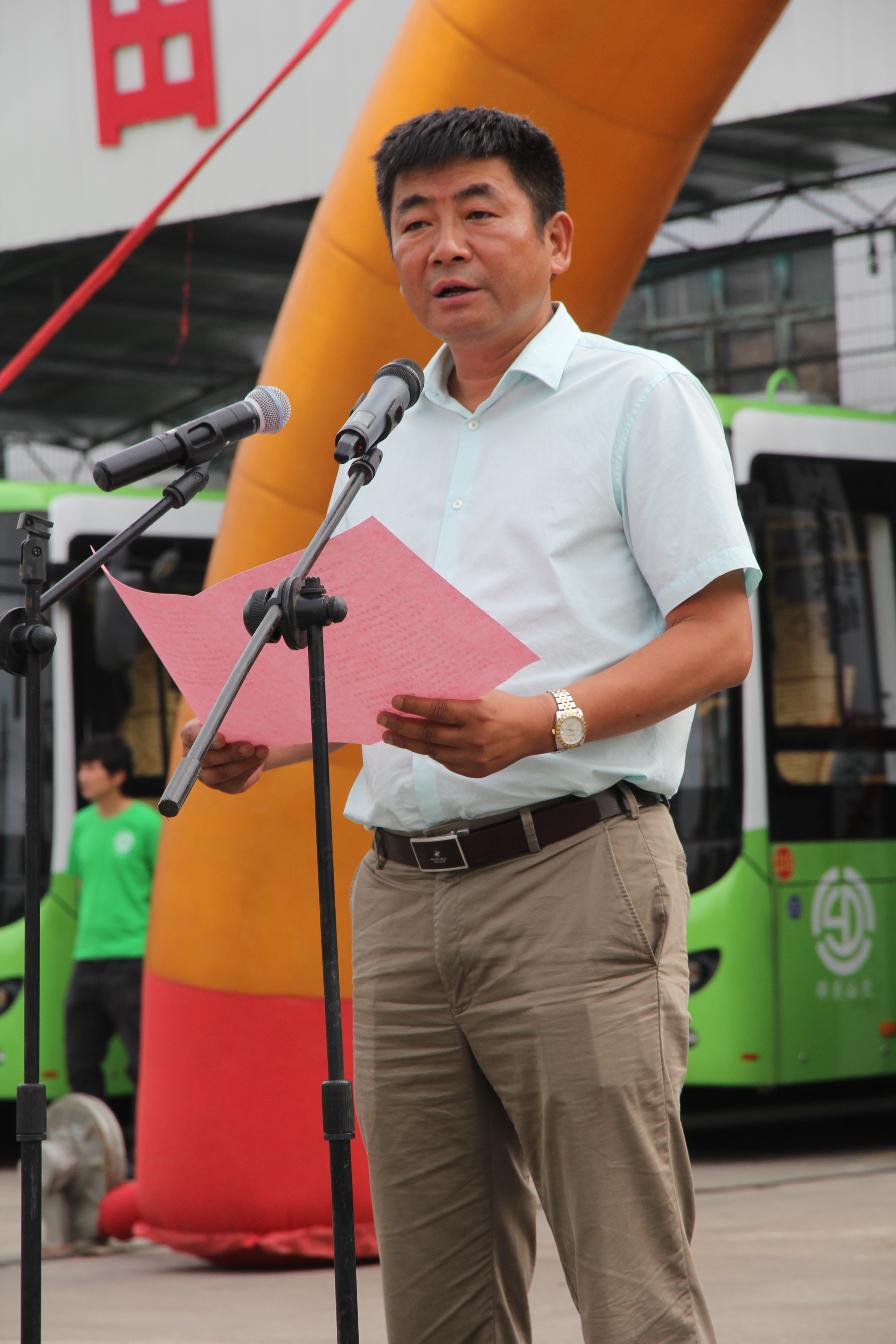圖為純電動(dòng)公交車整裝待發(fā)。圖為市民在試乘純電動(dòng)公交車