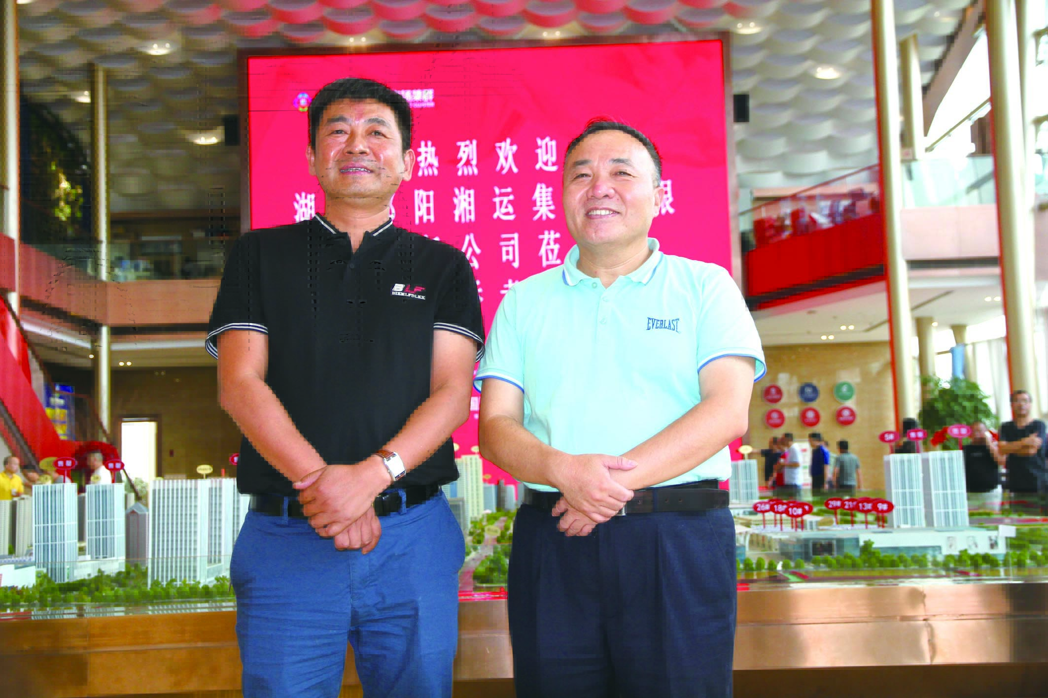 傅勝龍董事長（右）在長沙會(huì)見王宏波董事長（左）。