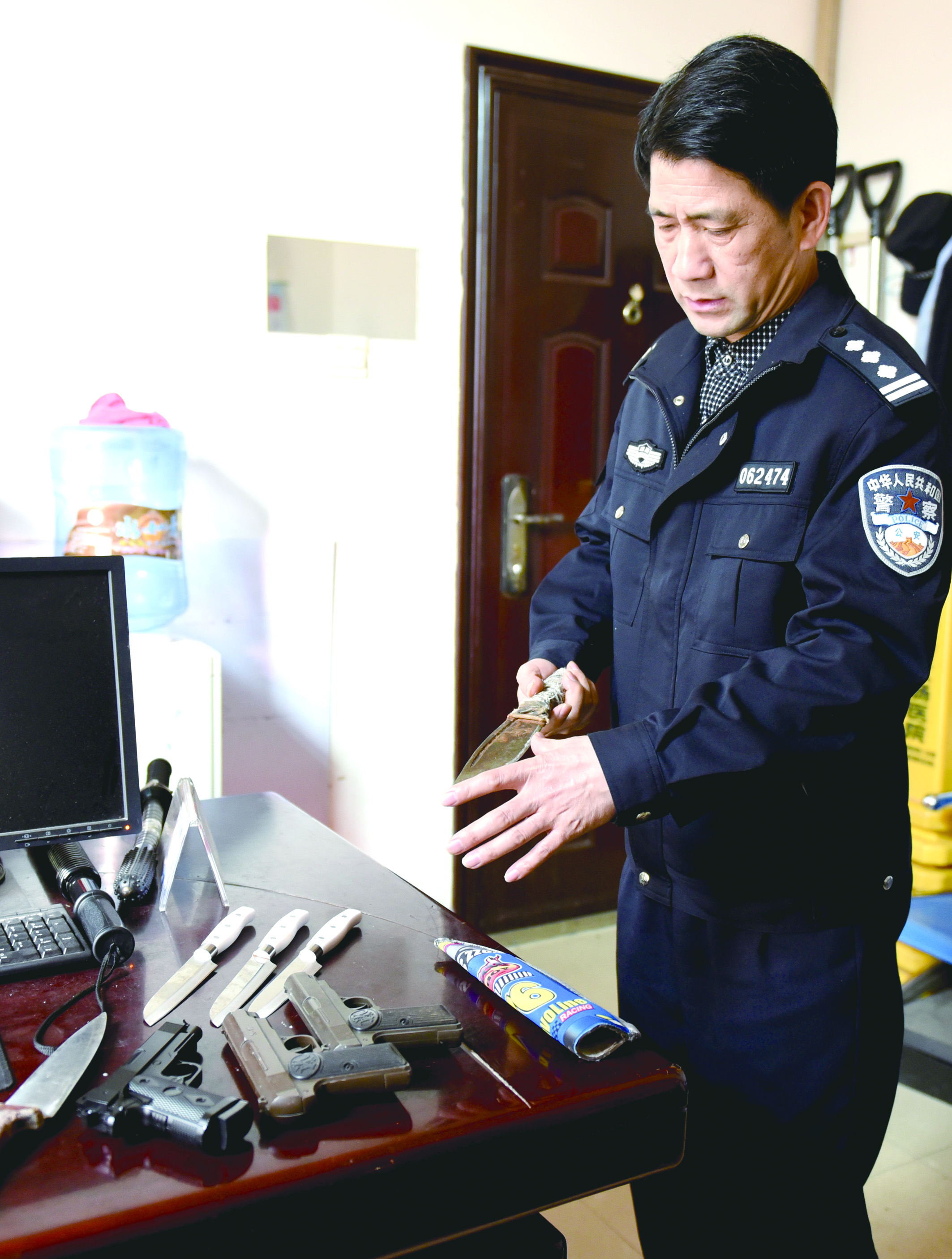 3月12日，邵東汽車西站警務(wù)室民警正在對所查獲的違禁品進(jìn)行清點(diǎn)