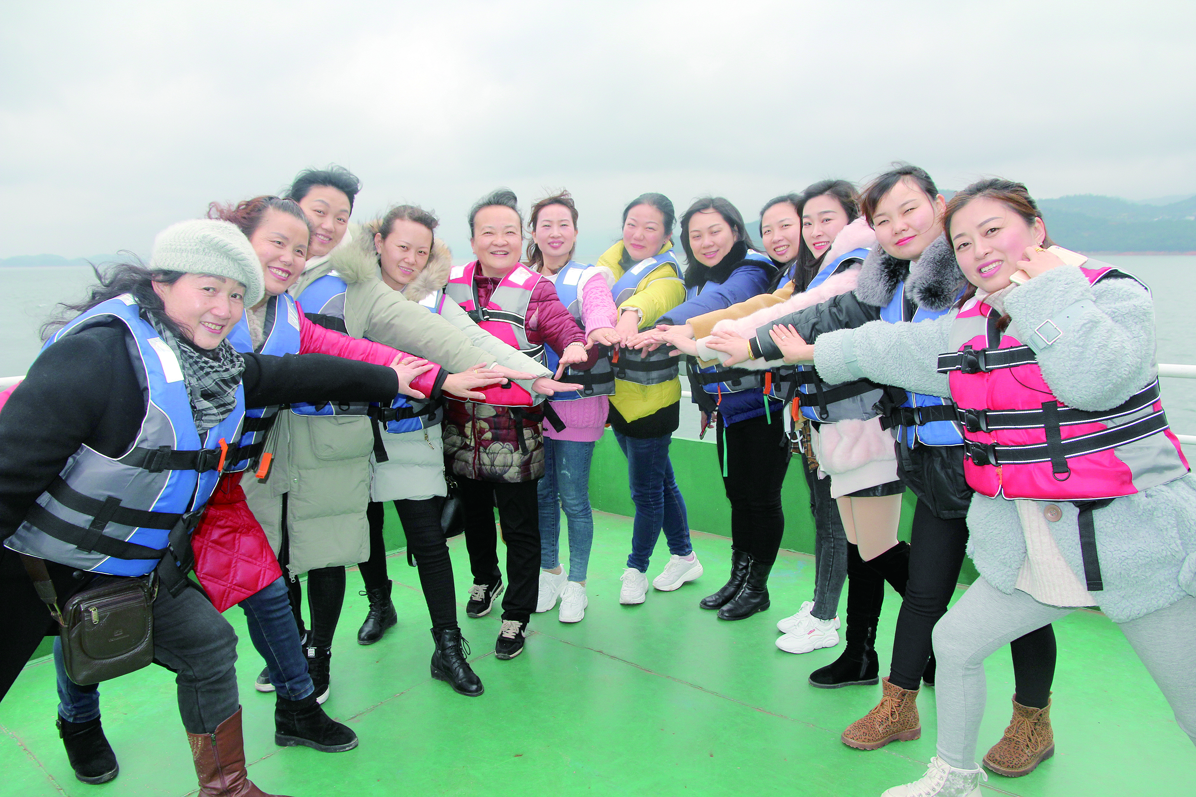 圖為女員工們?cè)谑难裕骸拔覟樯坳栂孢\(yùn)加油，我與邵陽湘運(yùn)共存?！? 李高雄  攝影報(bào)道