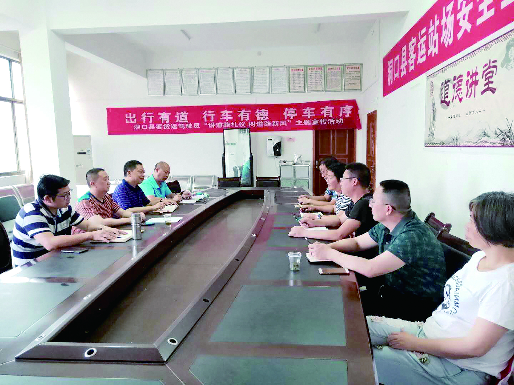 6月12日至13日，集團公司董事、副總經(jīng)理唐新宇率辦公室、房產(chǎn)基建、企管部門負責人深入分公司就門面合同等事項進行核查和清理，并對門面經(jīng)營狀況調研。據(jù)悉，兩天時間核對門面合同144份。 ? 為切實加強企業(yè)內部管理，集團公司決定對全司門面管理開展清理，成立集團公司門面清理領導小組以抓好此項工作。圖為唐新宇（左二）在洞口客運分公司部署相關工作。 祖冠 攝影報道