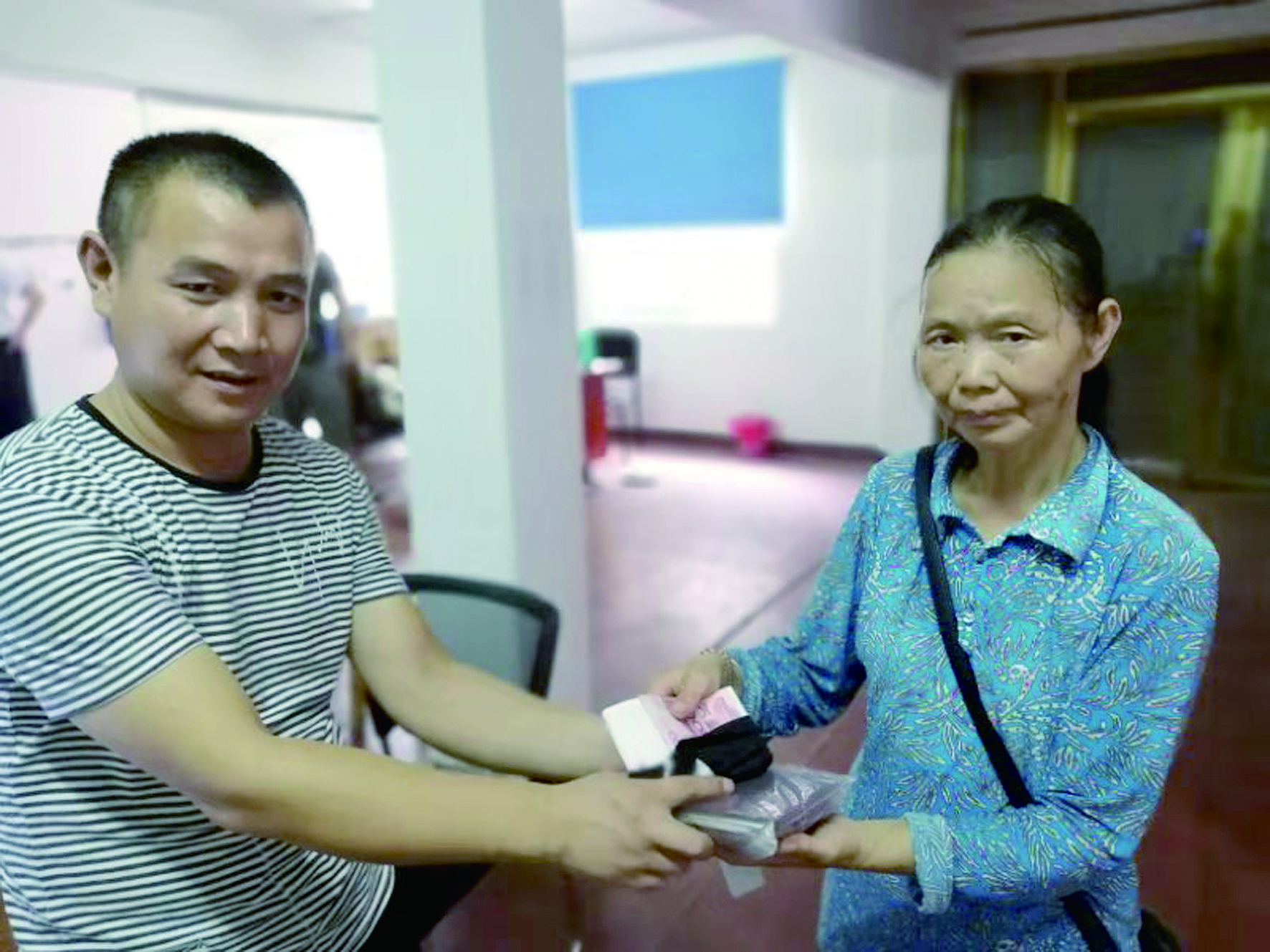 點贊！6500元現(xiàn)金完璧歸趙 （王智春 李高雄報道）