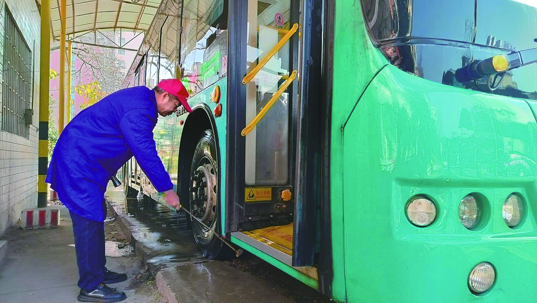 春運(yùn)首日，我司各汽車站以熱情服務(wù)—— 讓乘客臉上多一份笑容